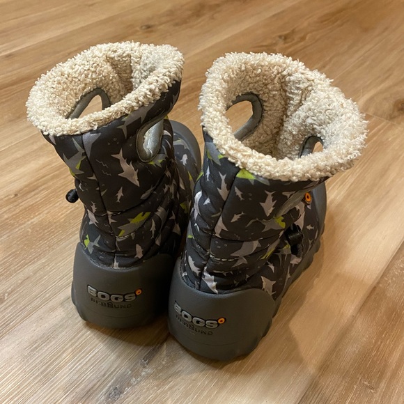 BOGS Toddler Winter Boots Shark Print - Picture 2 of 4